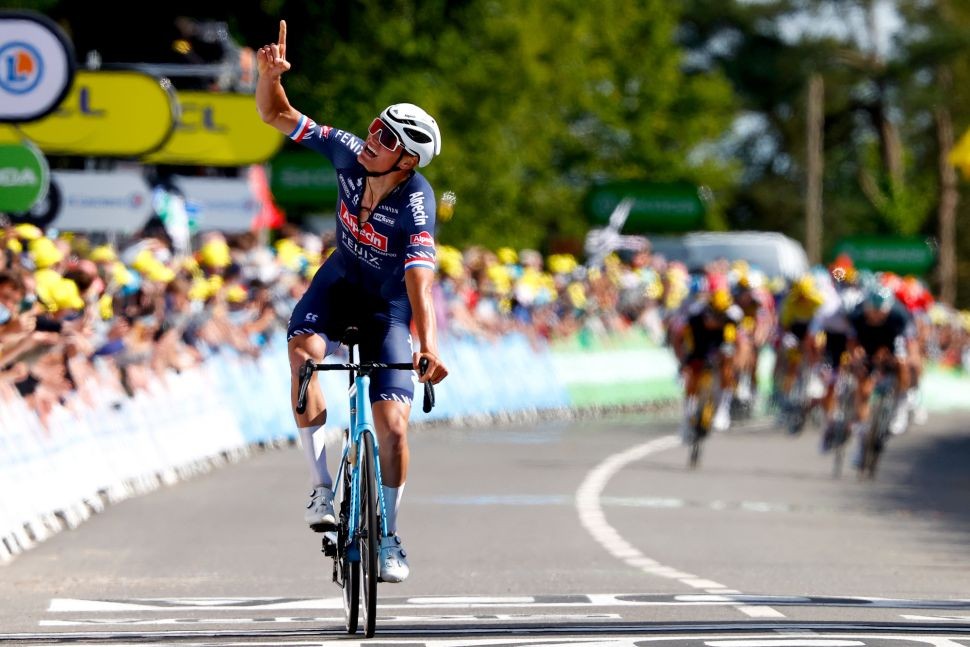 Mathieu van der Poel (Alpecin-Fenix) merayakan kemenangan solo di tanjakan terakhir Tour de  France etape 2