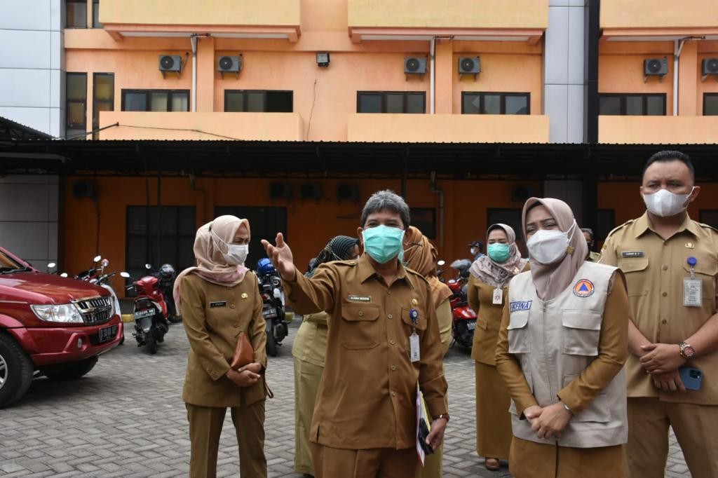 Bupati Mojokerto saat meninjau rumah sakit RA Basoeni Kabupaten Mojokerto. (Foto: Deni Lukmantara/Ngopibareng)