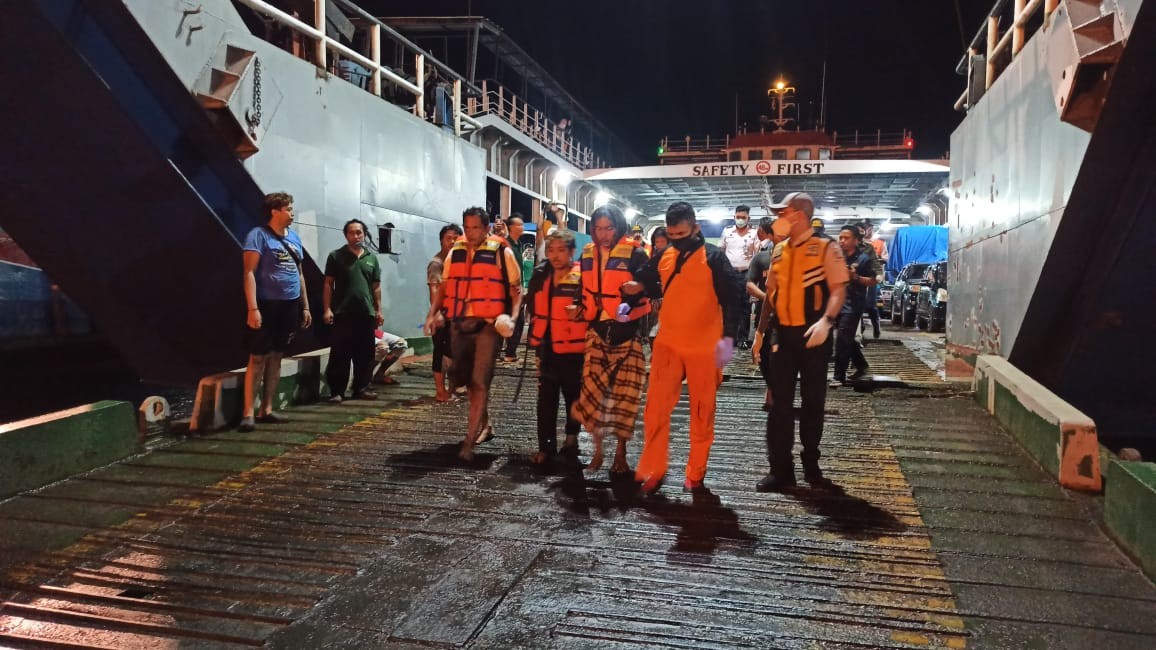 Delapan penumpang yang selamat dievakuasi dibawa KMP Samudera Utama. (Foto: Hujaini/Ngopibareng.id)