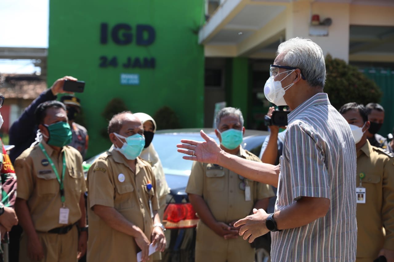 Gubernur Jateng Ganjar Pranowo didampingi Bupati Batang Wihaji meninjau penanganan pasien Covid-19 di RSUD Batang, Selasa, 29 Juni 2021. (Foto: Dok Jateng)