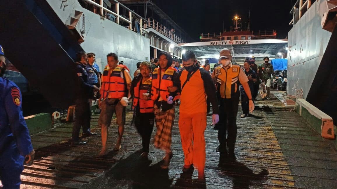 Penumpang Kapal Feri KMP Yunicee yang merapat di Pelabuhan Ketapang, Banyuwangi. Sedikitnya empat penumpang dikabarkan meninggal. (Foto: Muh.Jaini/Ngopibareng.id)