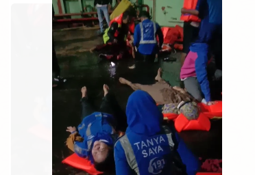 Para korban KMP Yunicee tenggelam yang sedang ditangani petugas. (Foto: Hujaini/Ngopibareng.id)