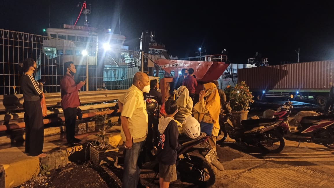 Sejumlah keluarga penumpang kapal yang standby di dermaga LCM Pelabuhan Ketapang. (Foto: Hujaini/Ngopibareng.id)