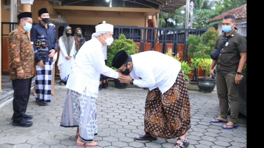 Menag Yaqut Cholil Qoumas saat sowan kepada Kiai Haji Achmad Chalwani, Pengasuh Ponpes An-Nawawi, Berjan, Gebang, Purworejo, Jawa tengah. (Foto: Kemenag)