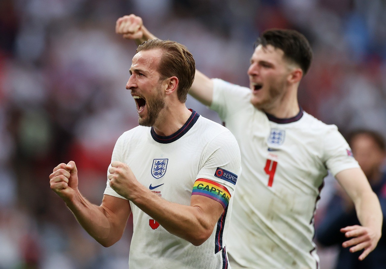 Kapten Timnas Inggris Harry Kane usai merayakan golnya saat melumat Jerman 2-0. (Foto: AP)