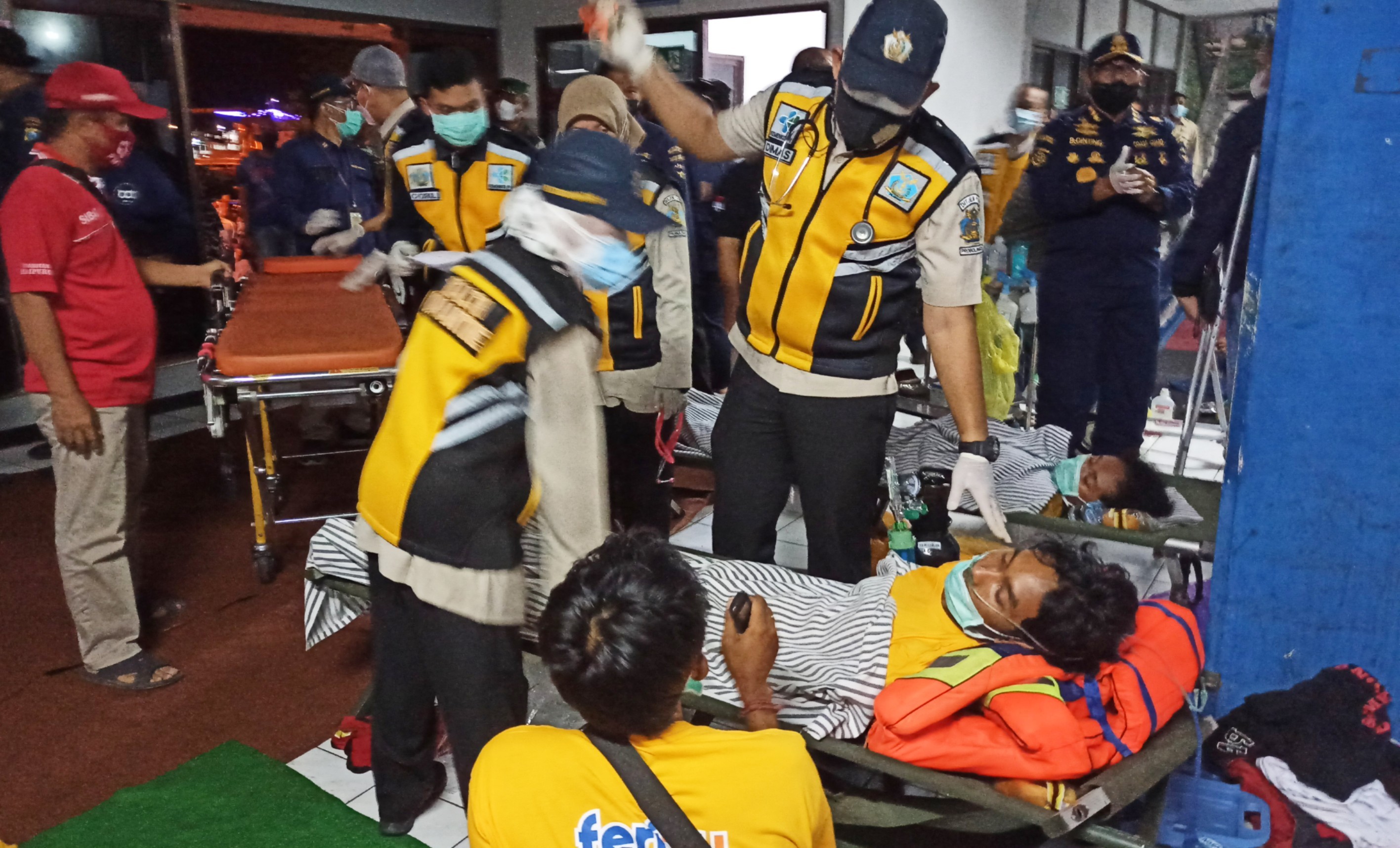 Sejumlah penumpang KMP Yunicee yang selamat mendapatkan perawatan awal di Posko yang ada di Pelabuhan Ketapang Selasa malam (Foto:Muh Hujaini/Ngopibareng.id)