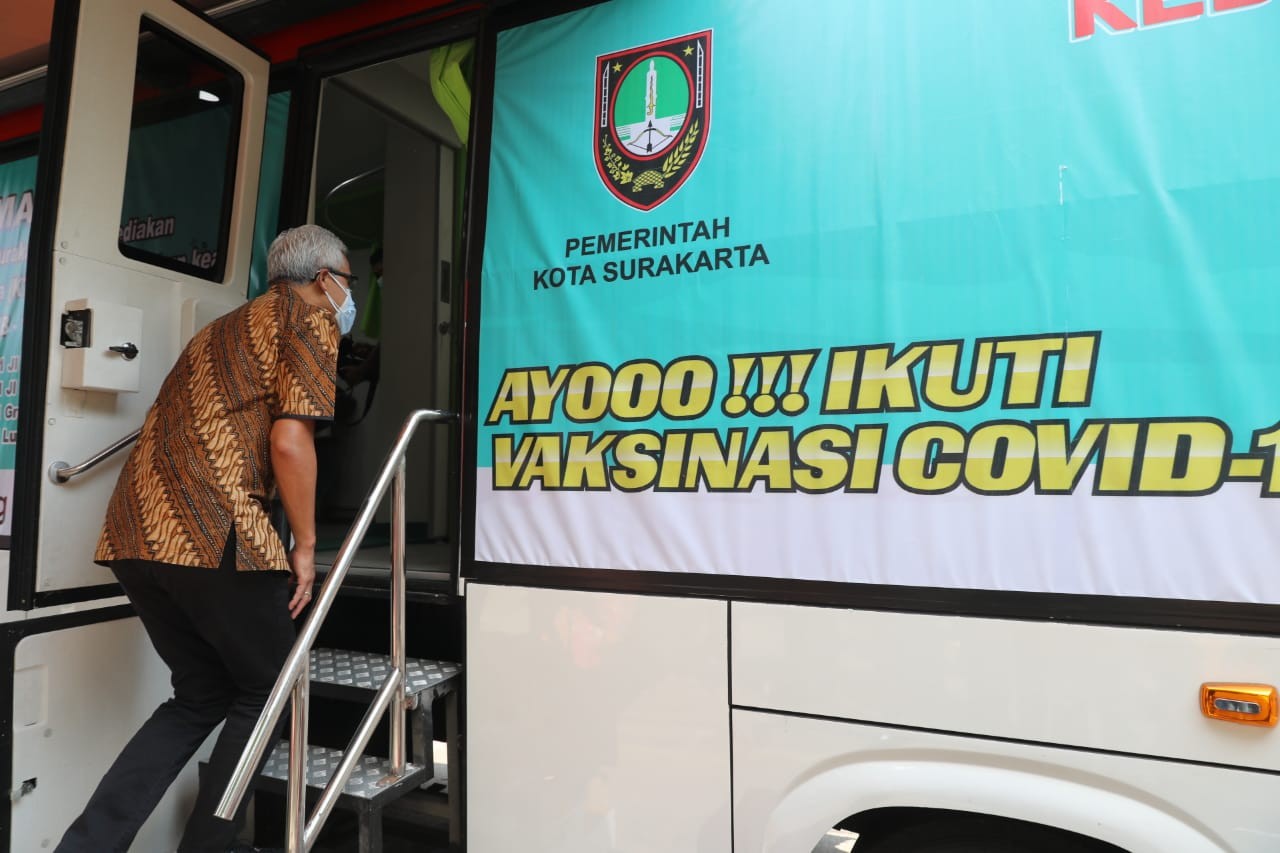 Gubernur Ganjar mengunjungi bus vaksinasi di Solo. (Foto: Dok Jateng)