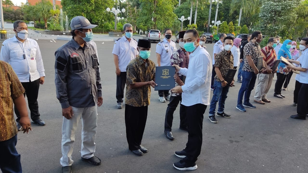 Walikota Surabaya, Eri Cahyadi memberikan apresiasi kepada Satgas Kampung Tangguh Wani Jogo Suroboyo di Halaman Balai Kota, Surabaya, Rabu 30Juni 2021. (Foto: Fariz Yarbo/Ngopibareng.id)
