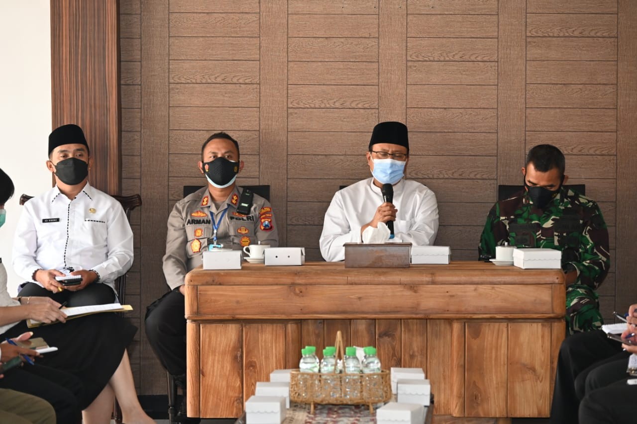 Walikota Saifullah Yusuf memimpin rapat dengan satgas dalam rangka percepatan penanganan Covid-19 di Kota Pasuruan. (Foto: Istimewa)