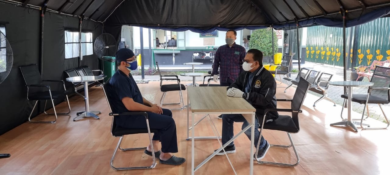 Kepala RS Lapangan Idjen Boulevard Kota Malang, dokter Heri Sutanto ketiak menerima kunjungan Anggota DPR RI (Foto: istimewa)