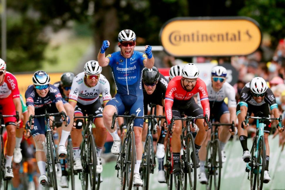 Mark Cavendish (Deceuninck-Quickstep) memenangkan Tour de France etape 4 dengan menakjubkan. (Foto: Istimewa)