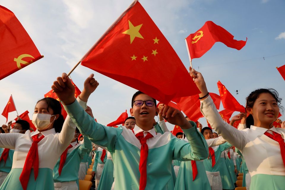 Perayaan 100 tahun Partai Komunis China dirayakan anak-anak sekolah. (Foto: Reuters)