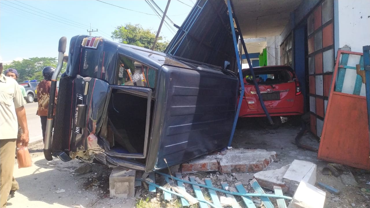 Dua mobil yang terlibat kecelakaan lalu lintas di Kecamatan Gending, Kabupaten Probolinggo. (Foto: Ikhsan Mahmud/Ngopibareng.id)