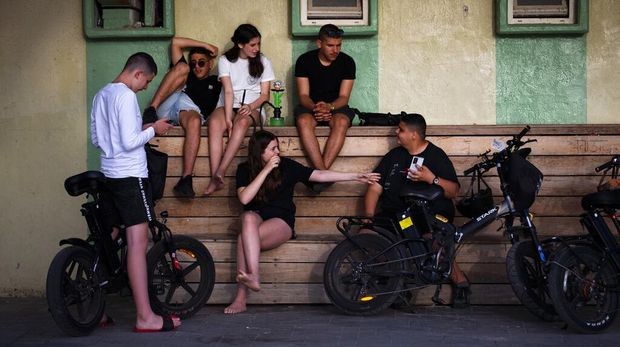 Sejumlah pemuda bebas tanpa masker di Israel, menjadi pemandangan umum. (Foto: Istimewa)