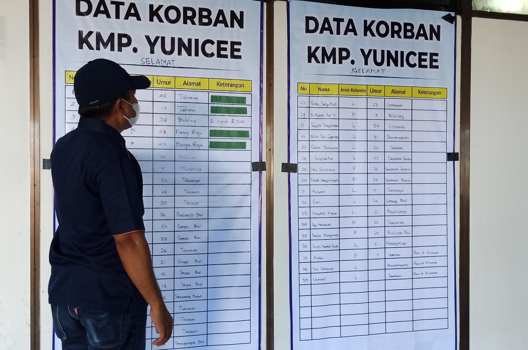 Seorang warga melihat daftar penumpang selamat di posko Pelabuhan Ketapang, Banyuwangi (foto:Muh Hujaini/Ngopibareng.id)