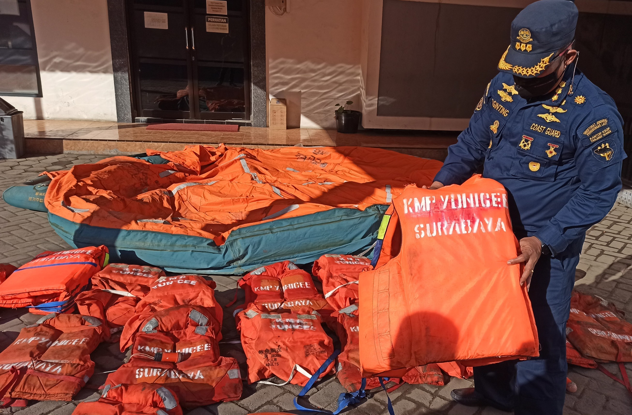 Kepala KSOP Tanjungwangi, Banyuwangi Letkol Marinir Benyamin Ginting menunjukkan life jacket dan barang-barang dari KMP Yunicee yang ditemukan saat penyisiran (Foto: Muh Hujaini/Ngopibareng.id)