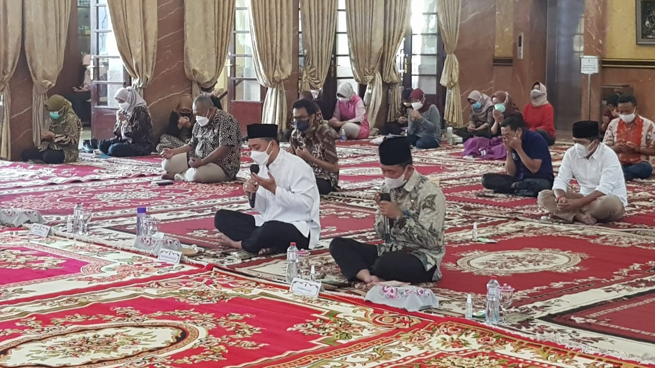Walikota Surabaya, Eri Cahyadi memimpin doa bersama di Balai Kota Surabaya, Kamis 1 Juli 2021. (Foto: Fariz Yarbo/Ngopibareng.id)