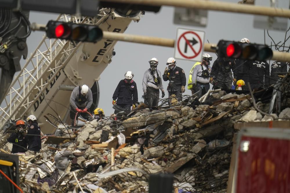 Puing reruntuhan gedung kondominium di Florida Selatan, Amerika Serikat sedang diselidiki para pakar. (Foto: AP)