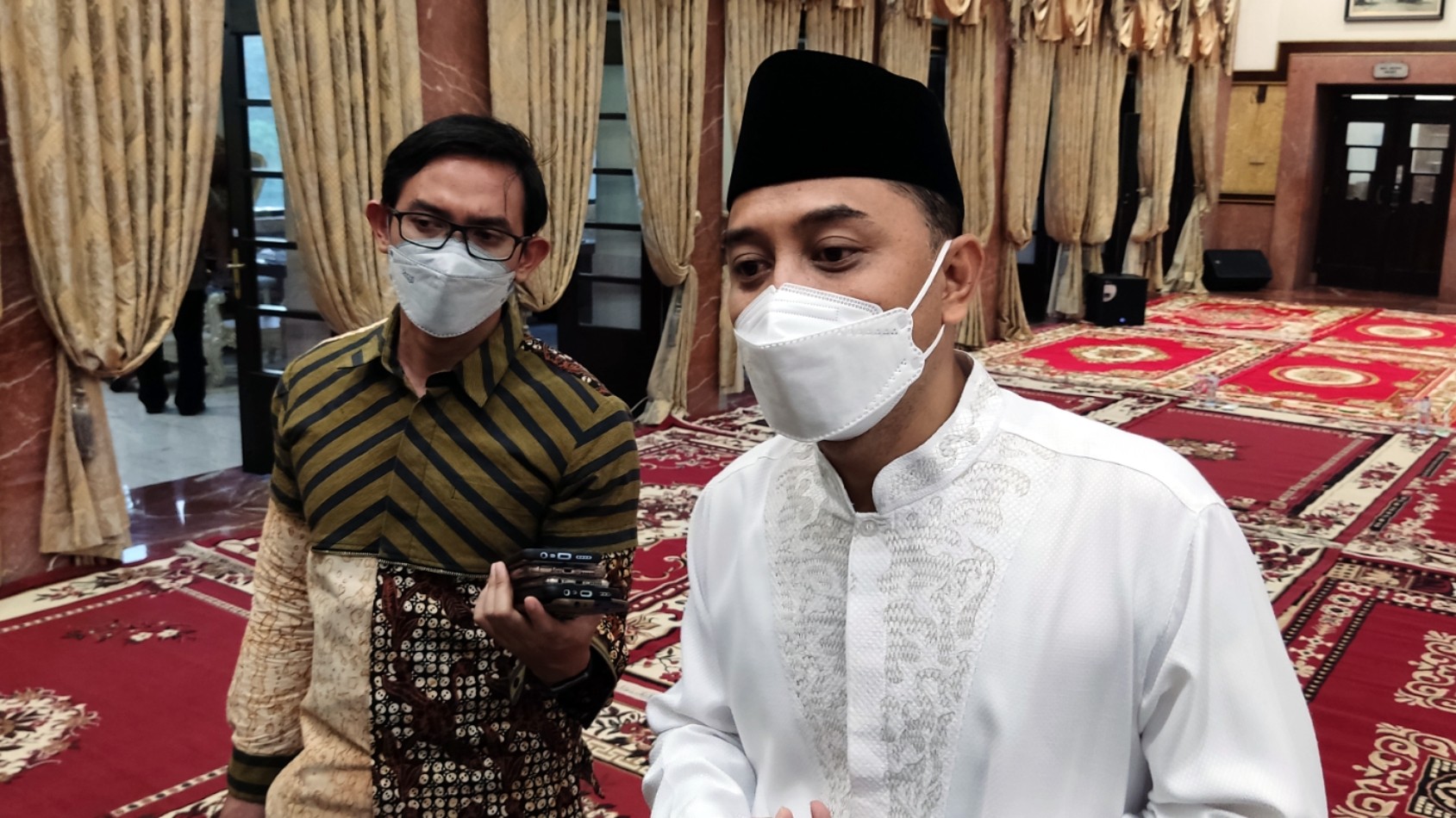 Walikota Surabaya, Eri Cahyadi (kanan) saat ditemui usai doa bersama di Balai Kota, Surabaya, Kamis 1 Juli 2021. (Foto: Fariz Yarbo/ngopibareng.id)