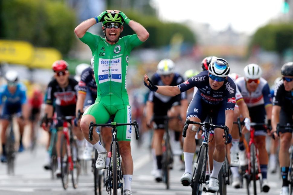 UTAMA-Mark Cavendish  (Deceuninck-Quickstep) memang Tour de France etape 6 dengan selebrasi  persis yang dia lakukan 8 tahun lalu saat meraih kemenangan TdF di kota  yang sama. (Foto: Istimewa)