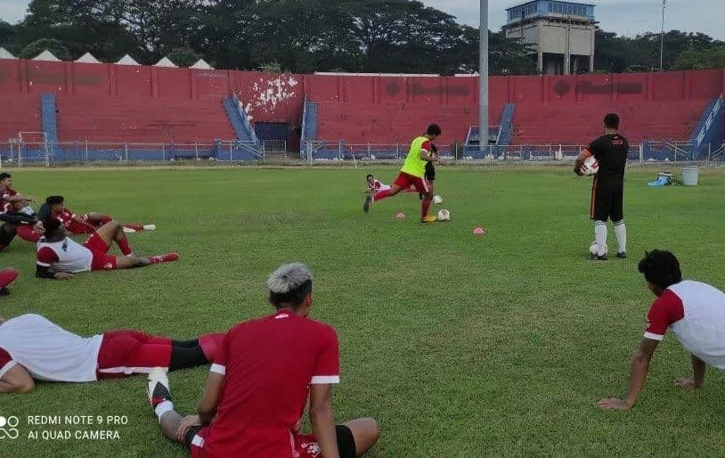 Persik Kediri berlatih di Stadion Brawijaya, Kediri. (Foto: Fendhy Plesmana/Ngopibareng.id)
