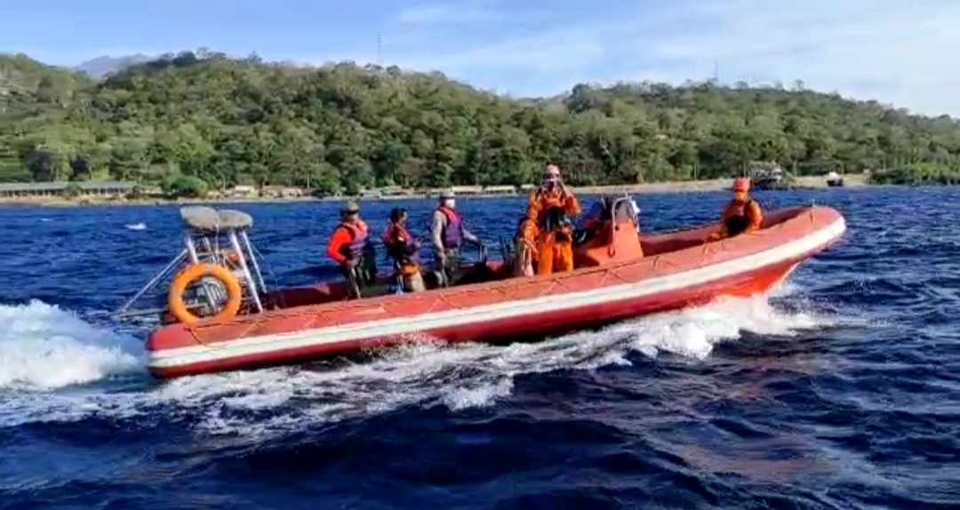 Proses pencarian korban KMP Yunicee yang tenggelam di Selat Bali (foto:istimewa)