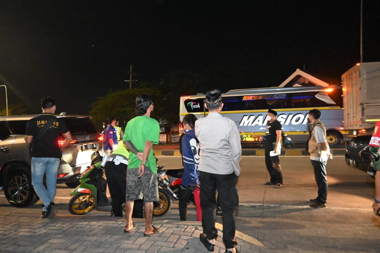 Sejumlah warga Kota Pasuruan terjaring razia di malam pertama PPKM Darurat, Sabtu 3 Juli 2021. (Foto: Istimewa)