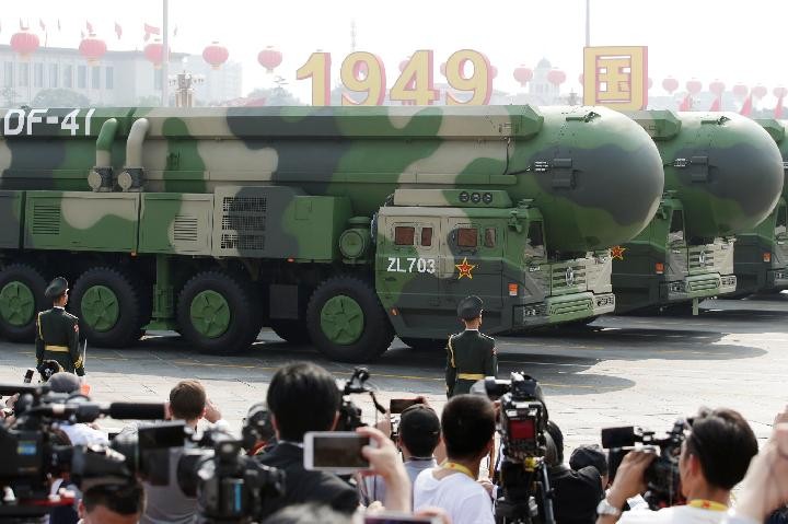 Persenjataan China DF-41, sebuah rudal balistik antarbenua, muncul pertama kali di depan umum saat parade militer Hari Nasional China, 1 Oktober 2019, Beijing, China. (Foto: Reuters)