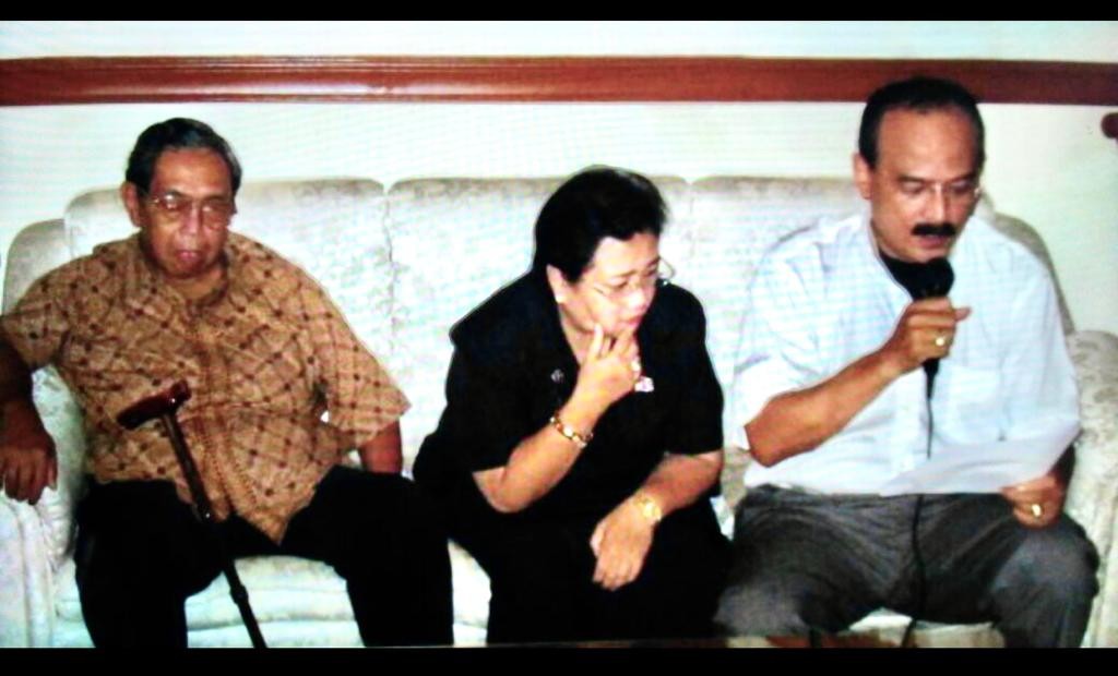 Rachmawati Sukarnoputri (tengah) bersama KH. Abdurrahman Wahid atau Gus Dur (paling kiri) dan Erros Djarot, penulis, pada saat menjelang reformasi tahun 1998. (Foto:Istimewa)