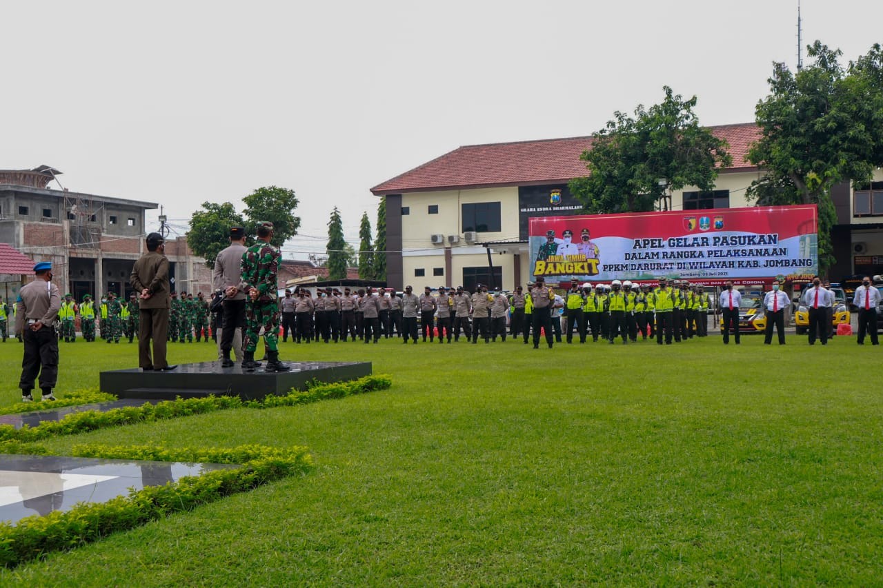 Apel pasukan dalam rangka penerapan pemberlakuan pembatasan kegiatan masyarakat (PPKM) darurat mulai 3 hingga 20 Juli 2021, di Lapangan Mapolres Jombang, Sabtu, (3/7/2021). (Foto: Istimewa)