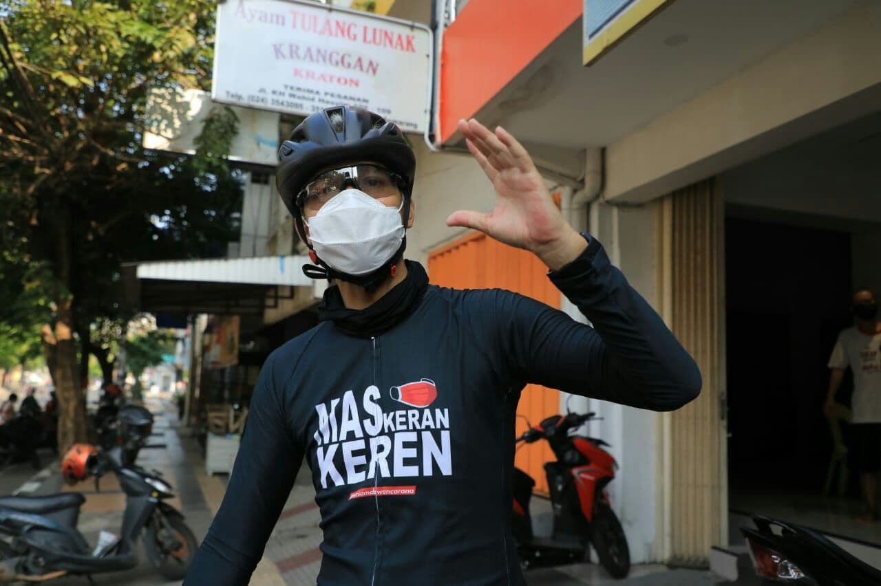 Gubernur Jawa Tengah Ganjar Pranowo blusukan cek penerapan PPKM Darurat di wilayahnya, saah satunya ke warung Ayam Tulang Lunak di Kranggan. (Foto: ist)