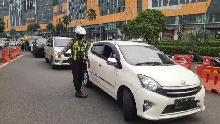 Aparat memeriksa kendaraan yang hendak memasuki Surabaya di Posko Penyekatan Bundaran Waru, Surabaya, Sabtu 3 Juli 2021. (Foto: Fariz Yarbo/Ngopibareng.id)