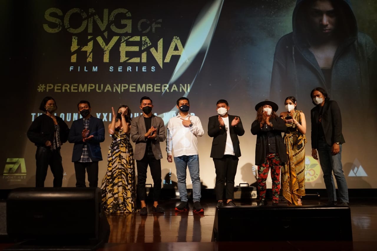 Sutradara dan pemain film "Song of Hyena" dalam premier film yang digelar Jumat malam. (Foto: istimewa)