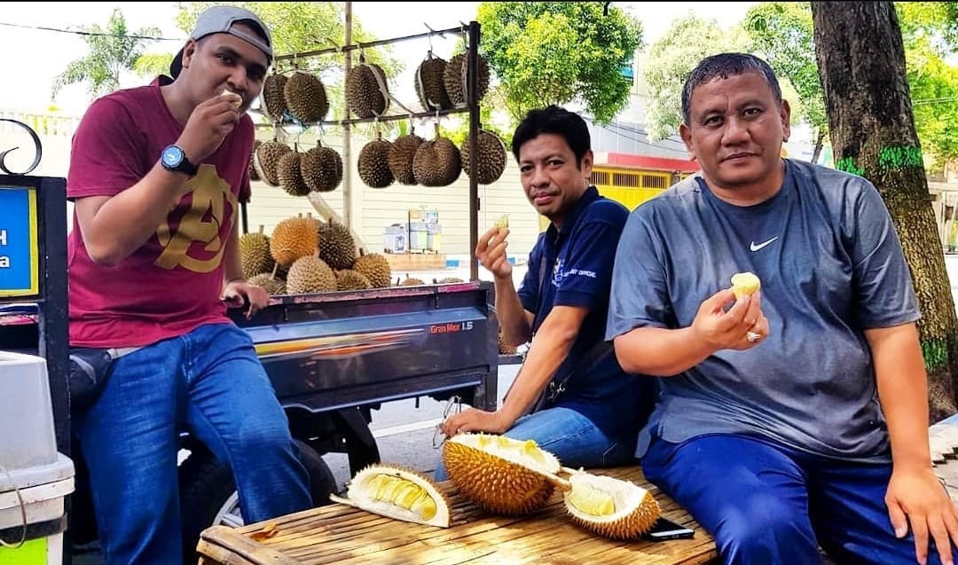 dr Wardy Azhari Siagian (kanan) mengajak rekannya makan durian di Jombang. (Foto: Istimewa)