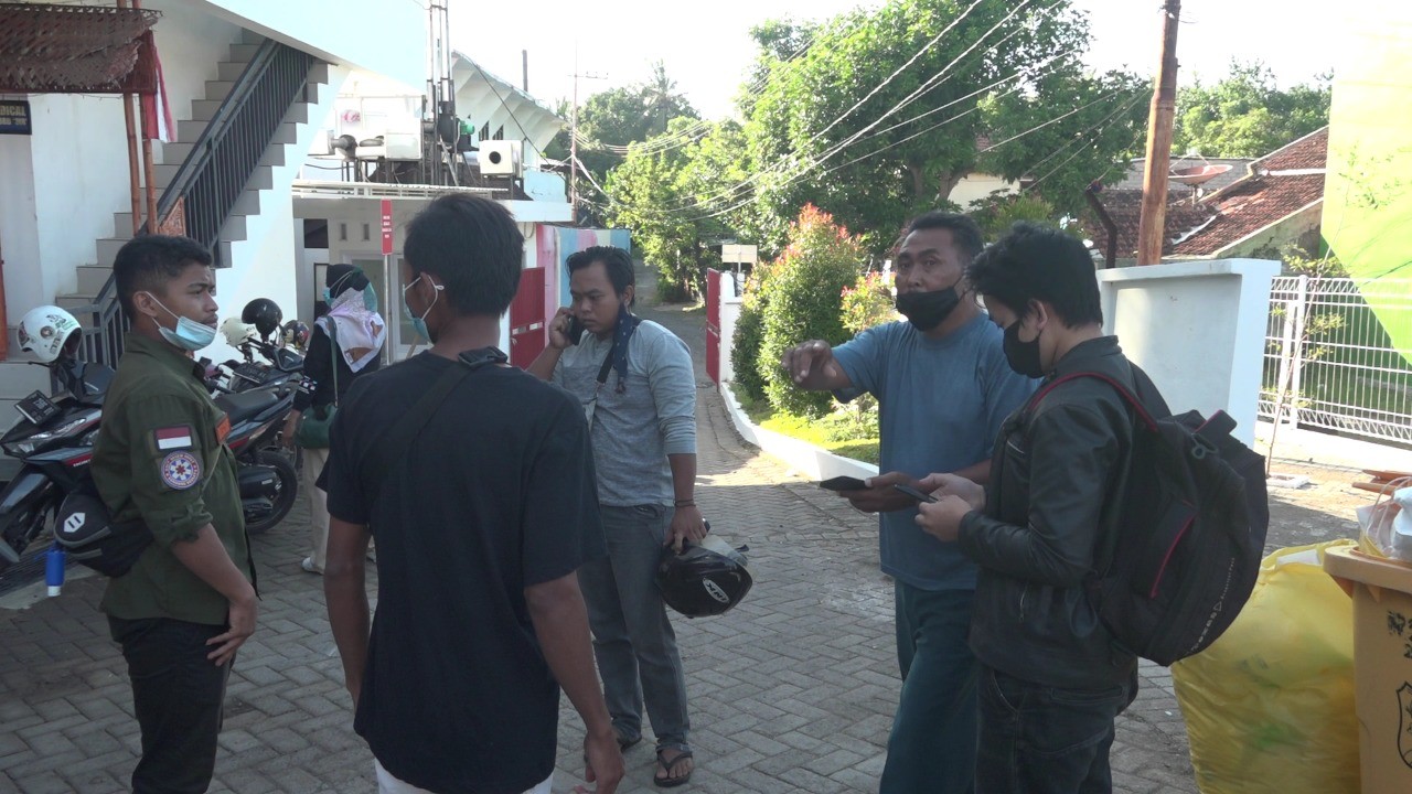 Keluarga dan rekan korban menungggu proses identifikasi di kamar Mayat RSUD Blambangan (foto:istimewa)