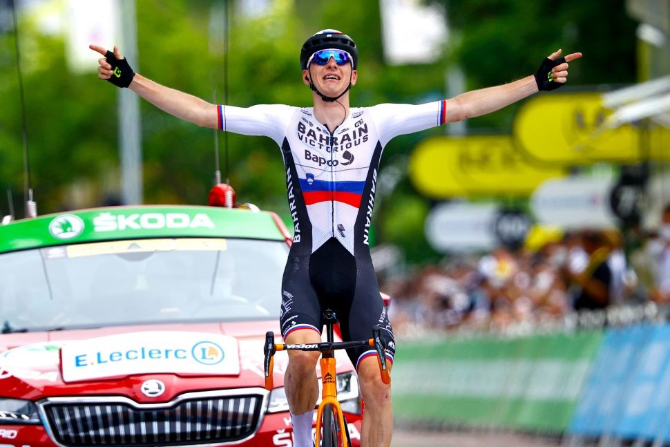 Matej Mohoric (Bahrain  Victorious) berhasil memenangkan Tour de France etape 7 dengan cara  breakaway. (Foto: Istimewa)