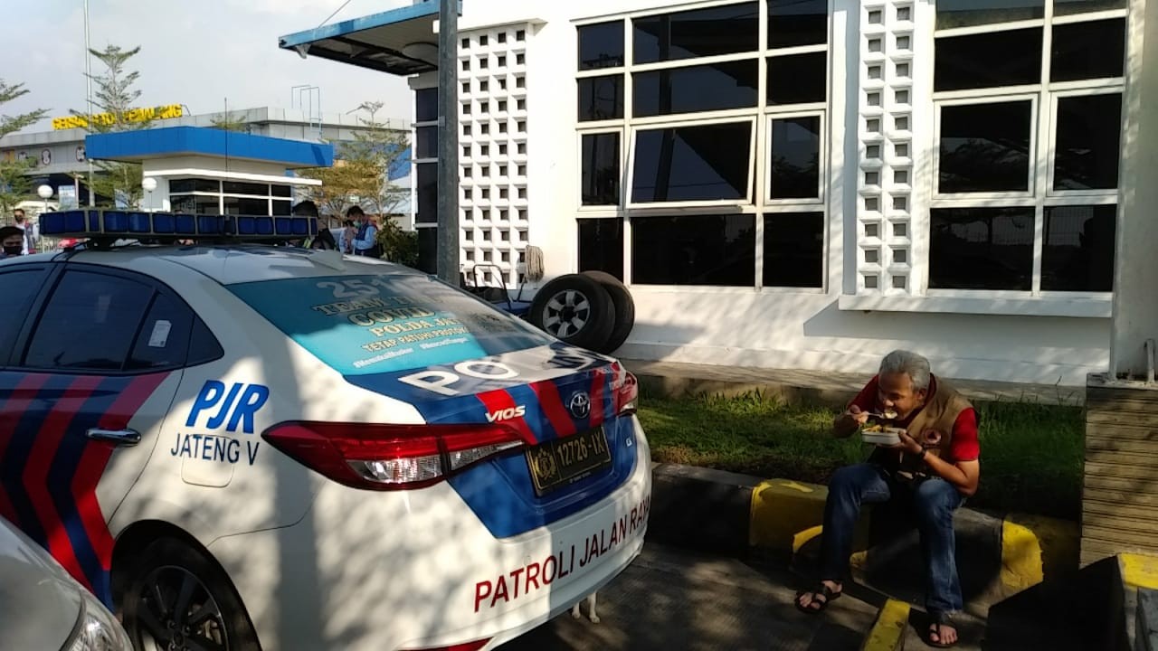 Gubernur Jawa Tengah, Ganjar Pranowo, saat makan siang di parkiran pos PJR gerbang Tol Pemalang. (Foto: Istimewa)