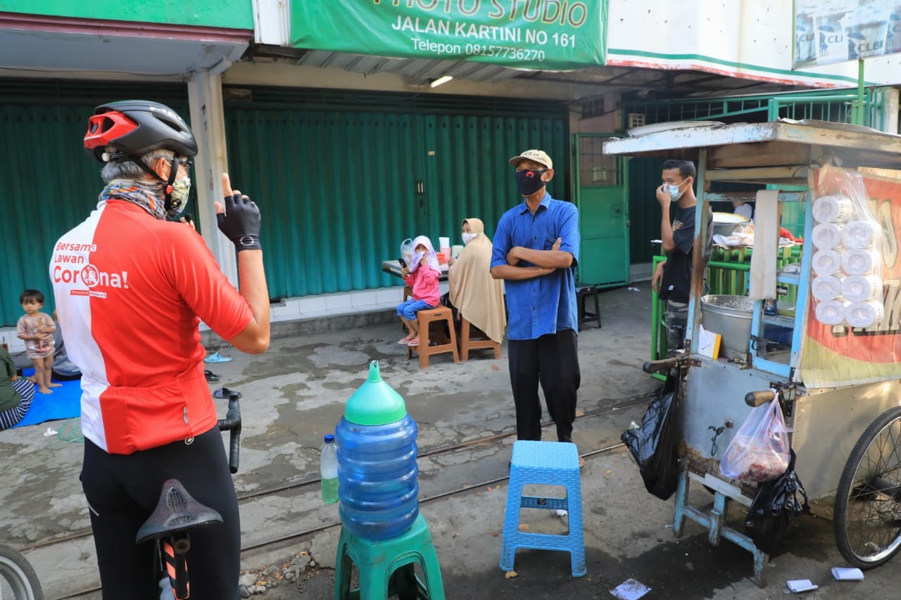 Ganjar mensweeping pembeli makanan di pinggir jalan untuk segera pulang karena PPKM Darurat. (Foto: Dok jateng)