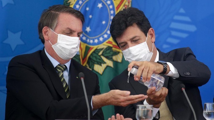 Presiden Jair Bolsonaro (kiri) sempat positif Covid-19. (Foto: reuters)