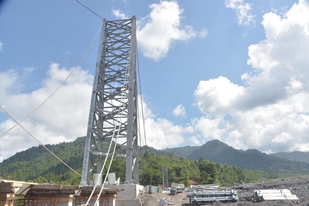 Proses Pengerjaan Jembatan Gantung (Foto : Humas - KominfoLumajang)