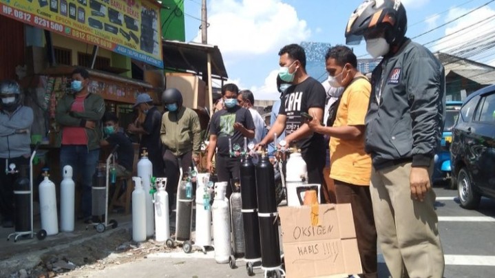 Masyarakat antre isi ulang tabung oksigen di Jakarta (foto:istimewa)