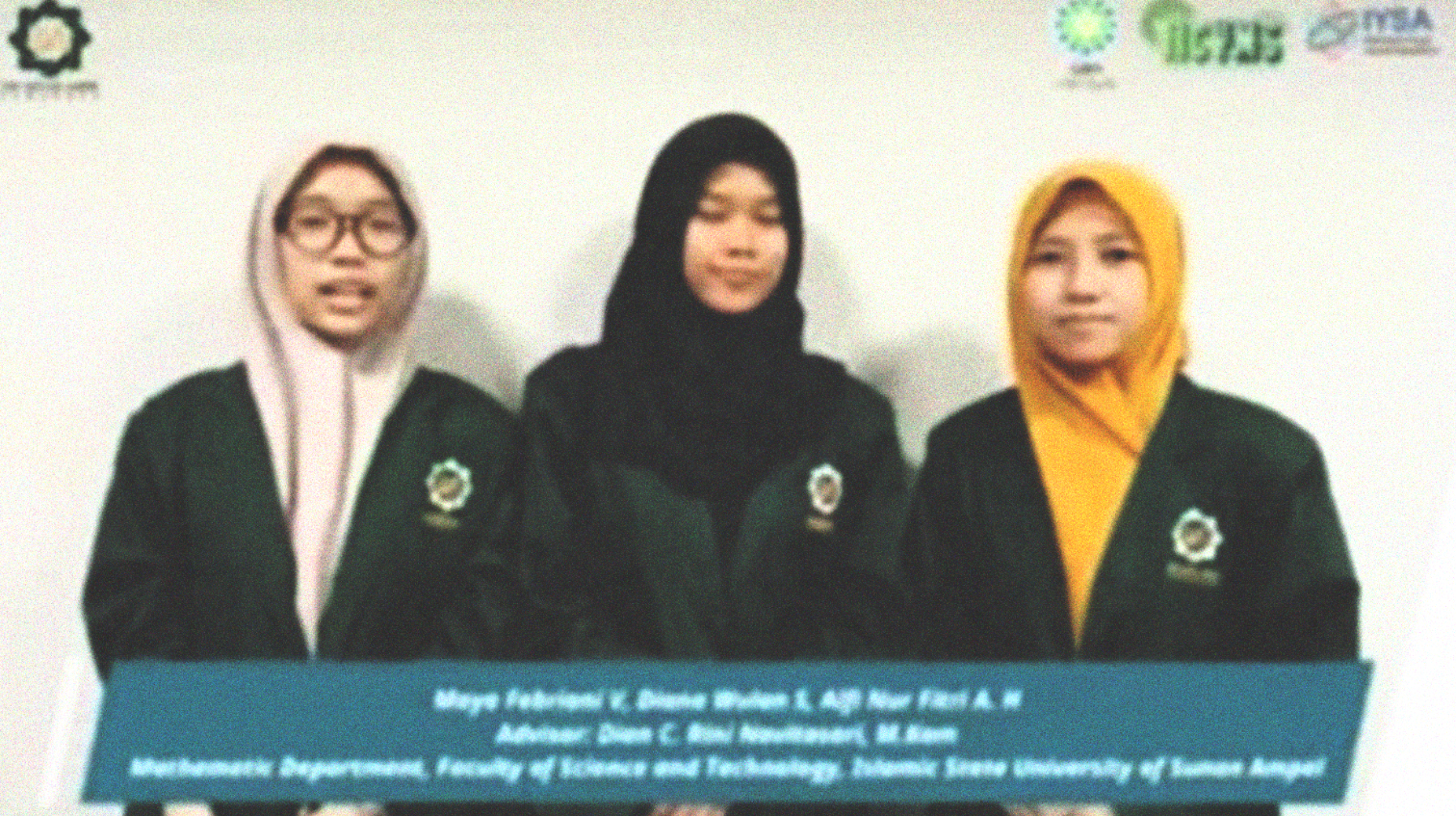 Di antara mahasiswi UIN Sunan Ampel yang berprestas meraih penghargaan dalam International Invention Competition for Young Moslem Scientists (IICYMS) di Bandung. (Foto: Istimewa)