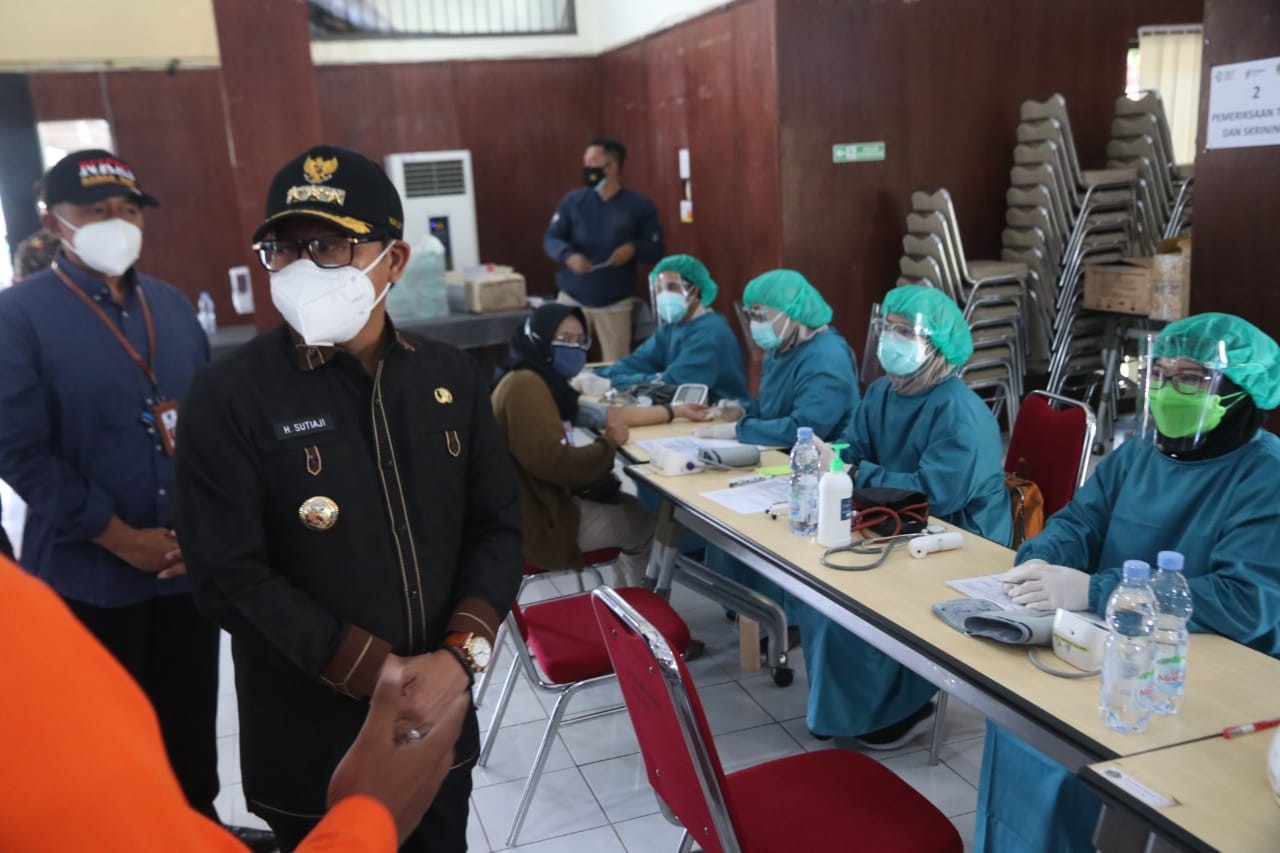Walikota Malang, Sutiaji saat meninjau proses vaksinasi di Politeknik Kesehatan Malang (Foto: istimewa)