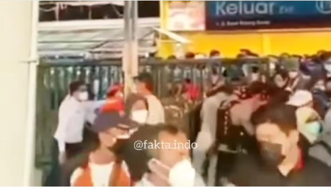 Tangkapan layar penumpang memadati stasiun Bogor di tengah PPKM Darurat Jawa-Bali (Foto: Instagram @fakta.indo)