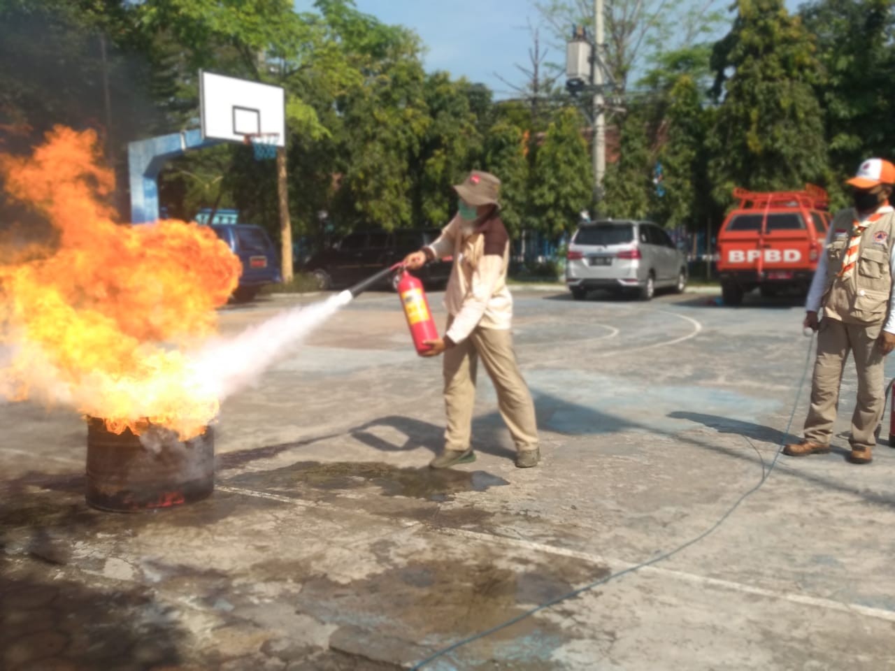 Peserta SMA Negeri 2 Nganjuk mempraktikkan memadamkan api dengan apar. (Foto: Dok SPRB Jatim)