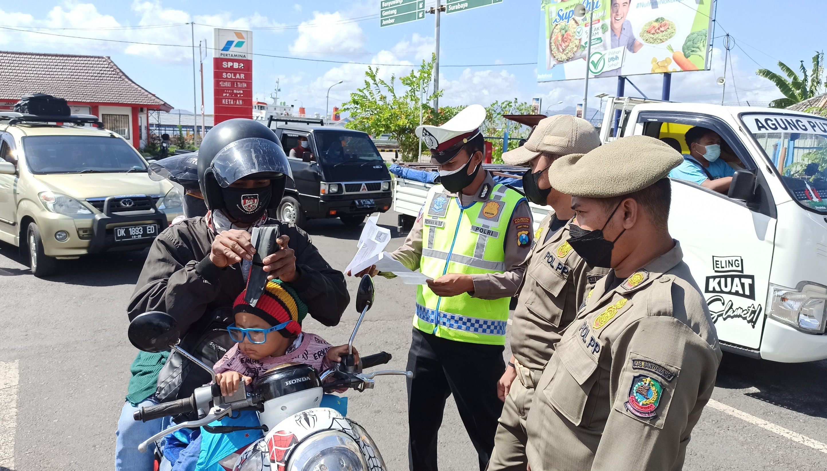 Petugas memeriksa surat keterangan hasil negatif test Antigen penumpang yang hendak masuk ke Jawa melalui pelabuhan Ketapang, Banyuwangi, Jawa Timur. (Foto: Muh Hujaini/Ngopibareng.id)