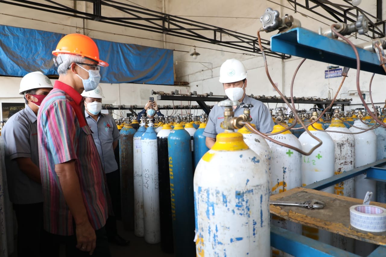 Gubernur Jawa Tengah, Ganjar Pranowo saat melakukan sidak di depo isi ulang oksigen. (Foto: Istimewa)