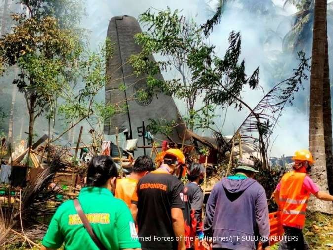 Evakuasi korban dan puing-puing pesawat C-130 Hercules di Filipina. (Foto: REUTERS)