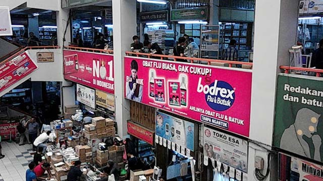 Pasar Obat Jalan Pramuka, pasar obat terbesar di Indonesia. Seorang pedagang obat di pasar ini ditangkap polisi karena jual Invermectin Rp 475 Ribu/Kotak. (Foto:Medica)