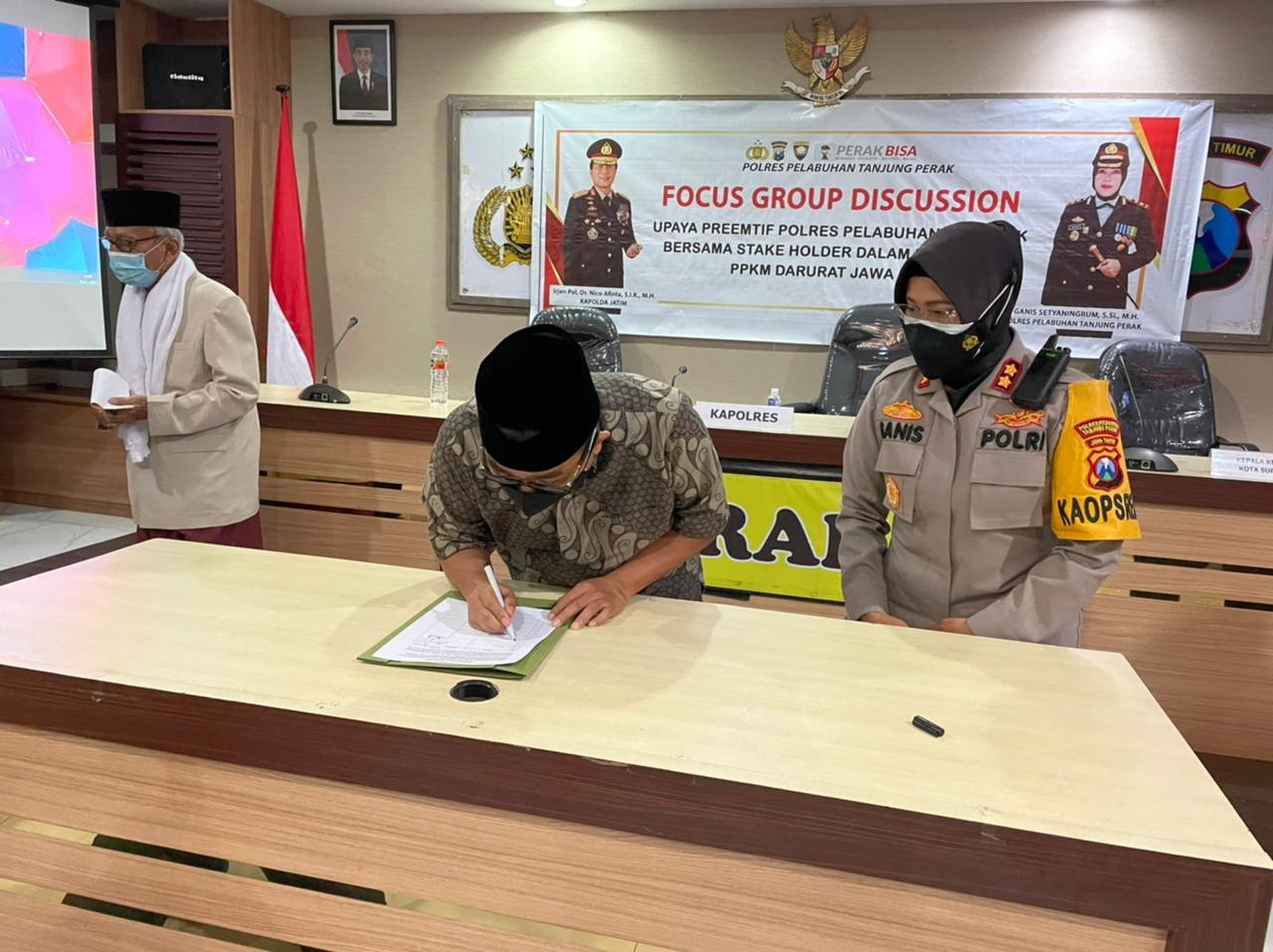 Ketua DMI Surabaya Arif Afandi tanda tangan pernyataan bersama. Isinya mendukung sepenuhnya pelaksanaan PPKM Darurat yang berlangsung sejak 3 juli sampai 20 Juli mendatang. (Foto: Istimewa)